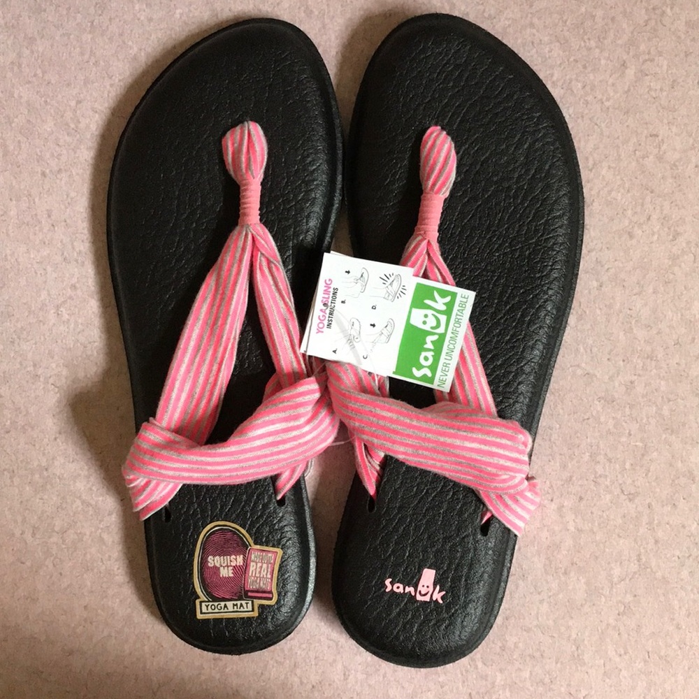 🐸NEW SANUK SANDALS. GREY & PINK SIZE 10